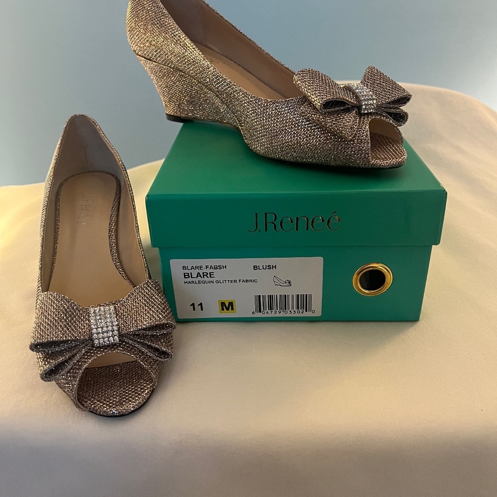 J. Renee (Blare) Gold Wedge Size 11 Brilliant!! Studded Bow